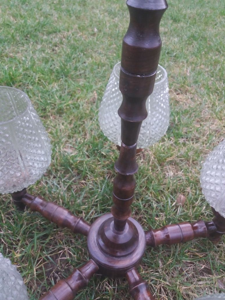 Żyrandol drewniany ze szklanymi kloszami lampa