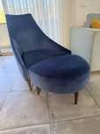 Poltrona e repousa pés azul Sancal