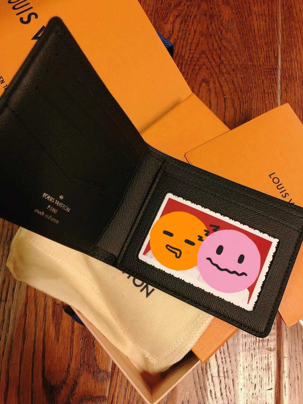 Czarno-szare etui na karty Louis Vuitton w szachownicę