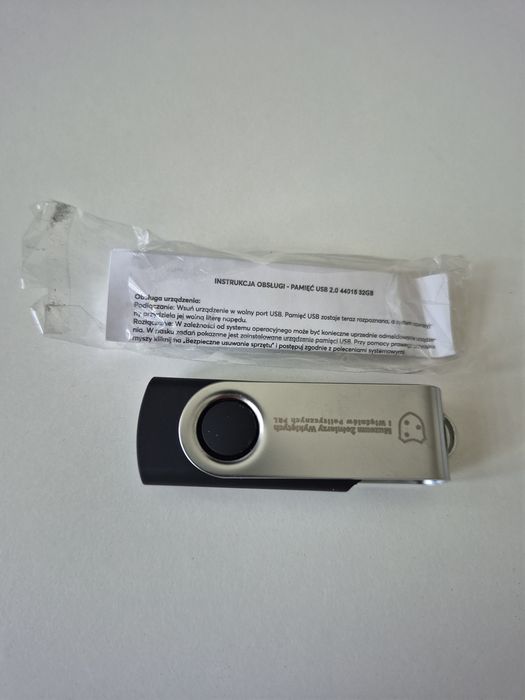 Pendrive -32 Gb plus smycz