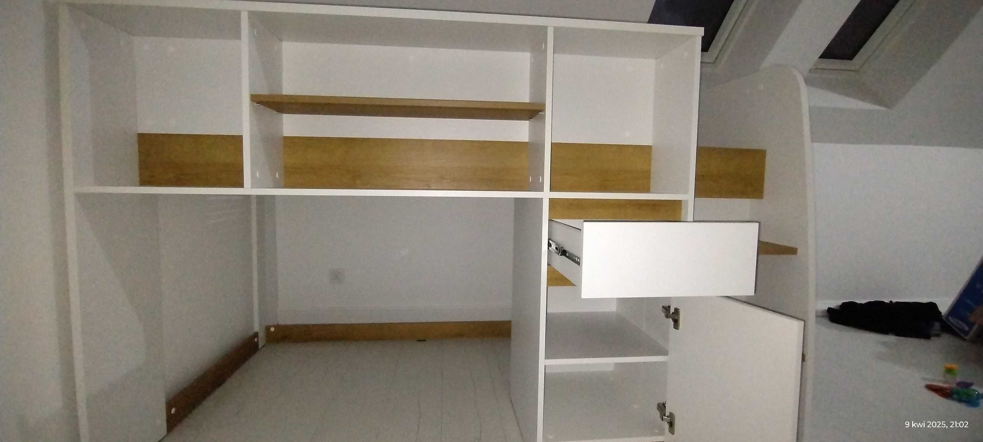 Łóżko 90X200 z biurkiem wysuwnym SINCO antresola ze schodami