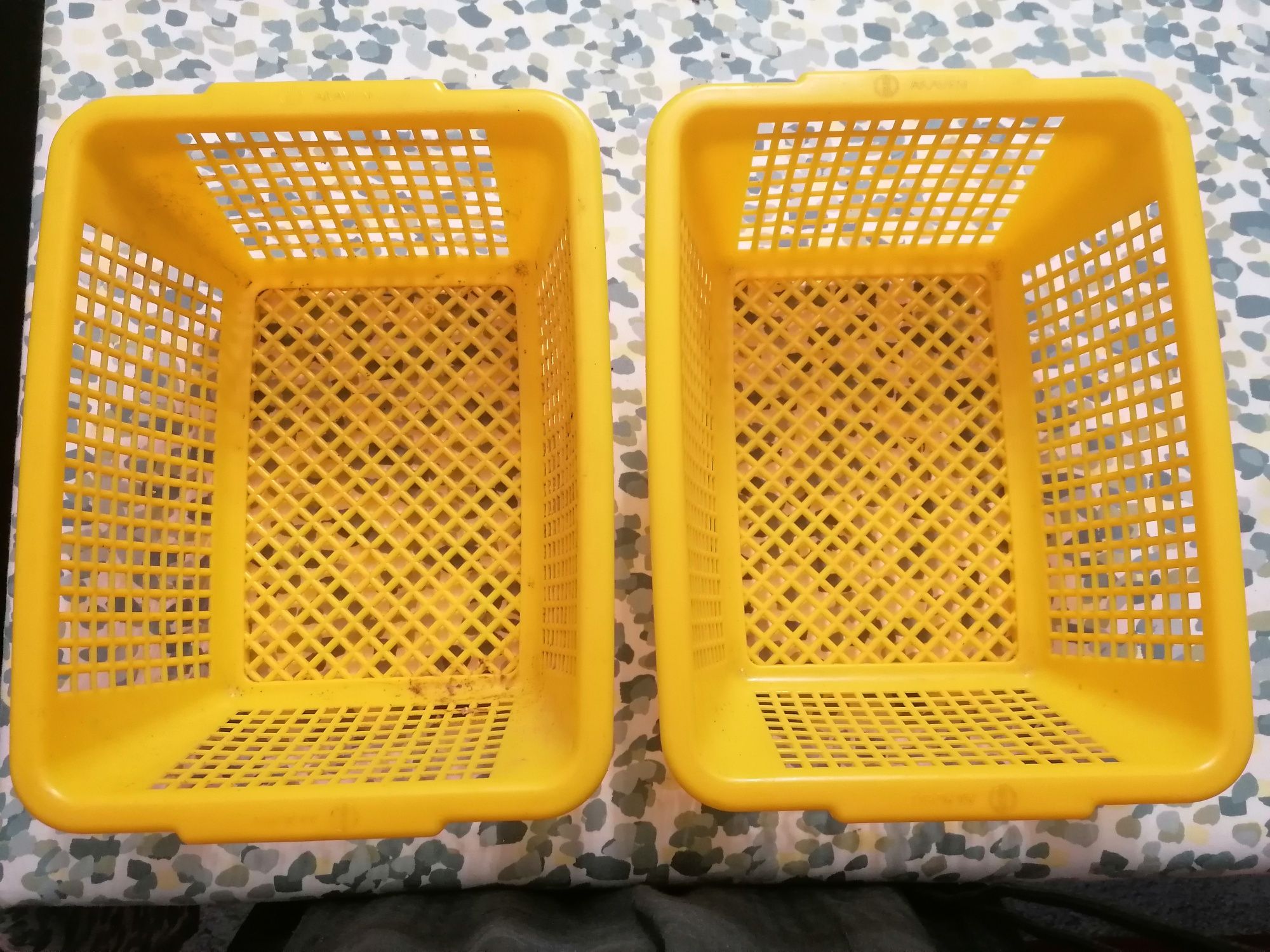Três Cestos de plástico. Ver outra foto