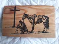 Obrazek klęczący jeździec na drewnie do powieszenia