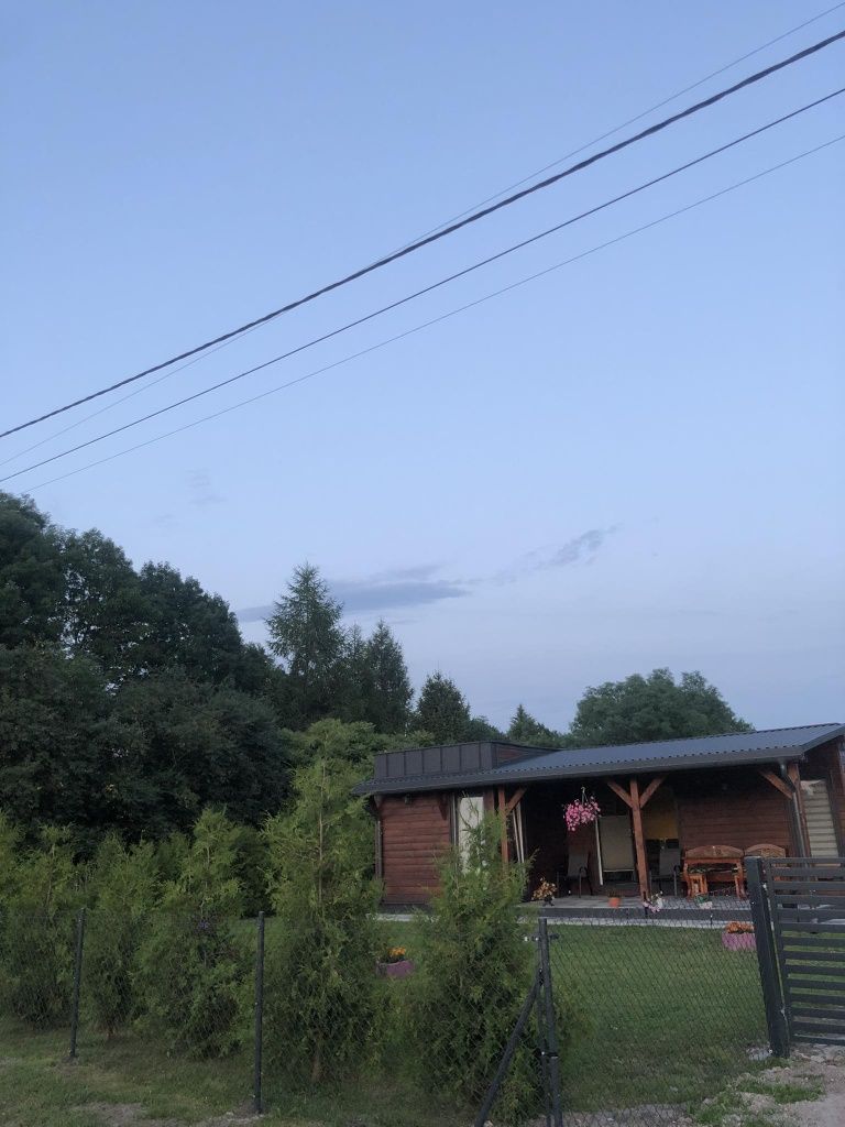 domek letniskowy z widokiem na jeziorko.