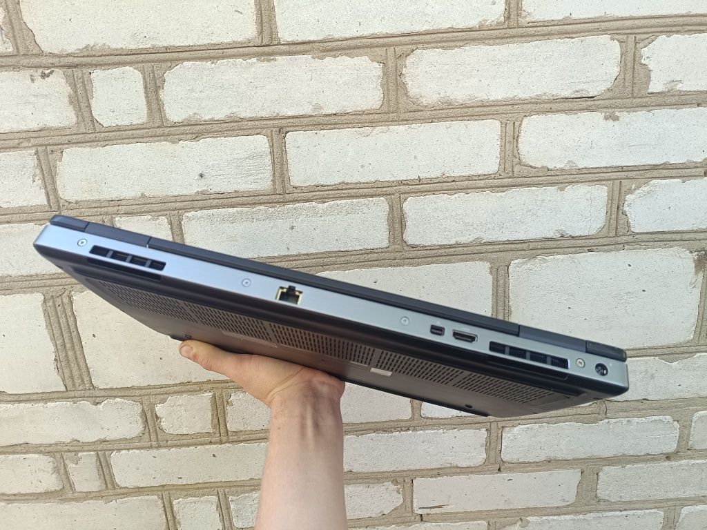 стан 9 з 10, Ігровий ноутбук DELL (i5 8400H/32/512/P2000 4GB)