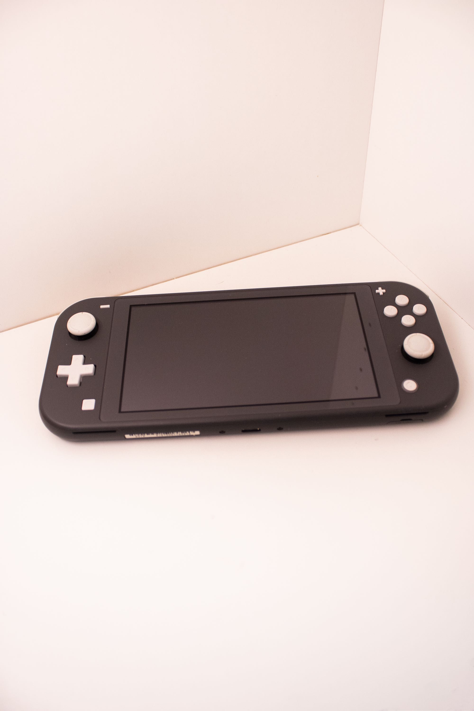 Nintendo switch lite w zestawie z etui i pojemnikiem na karty