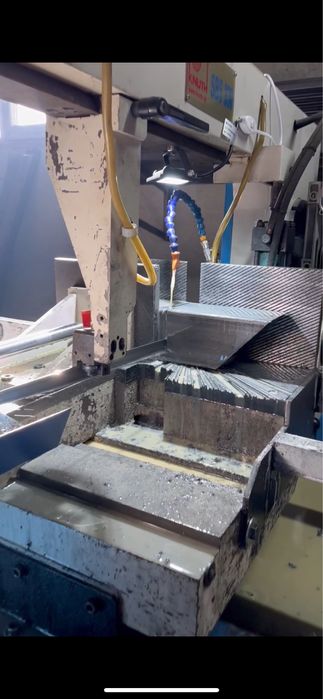 Порізка на стрічкопильному верстаті ,сходи ,метал ,ковка