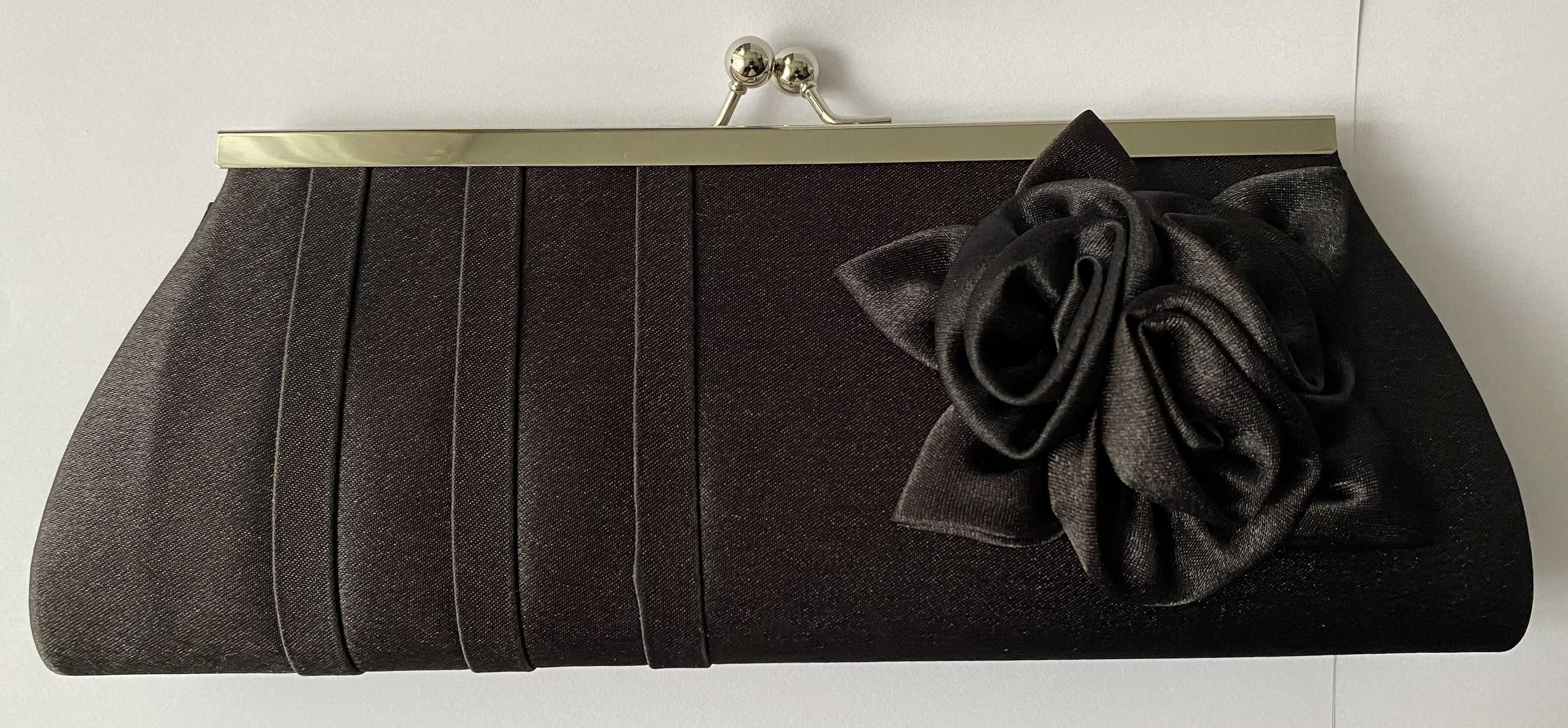 Elegancka torebka kopertowa czarna na łańcuszku z kwiatem