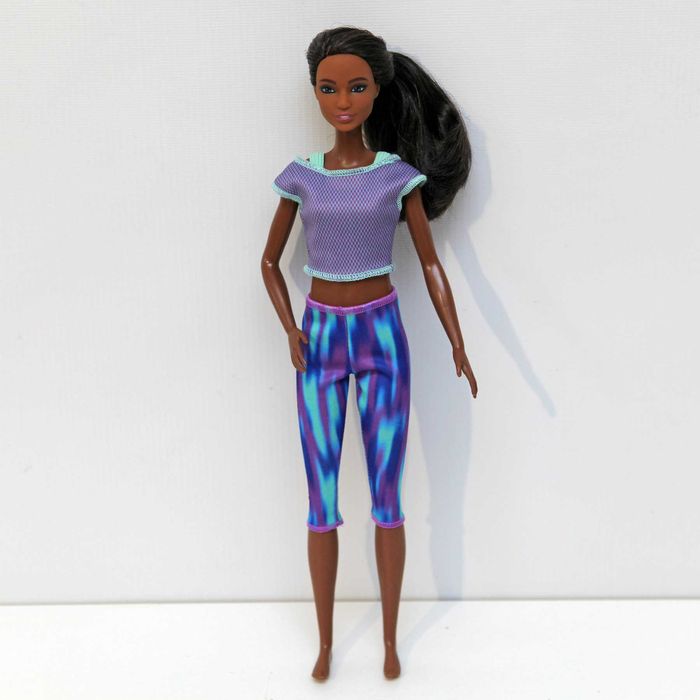 Lalka Barbie ciemnoskóra w stroju gimnastyczki