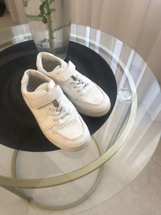 Білі кросівки для дівчинки