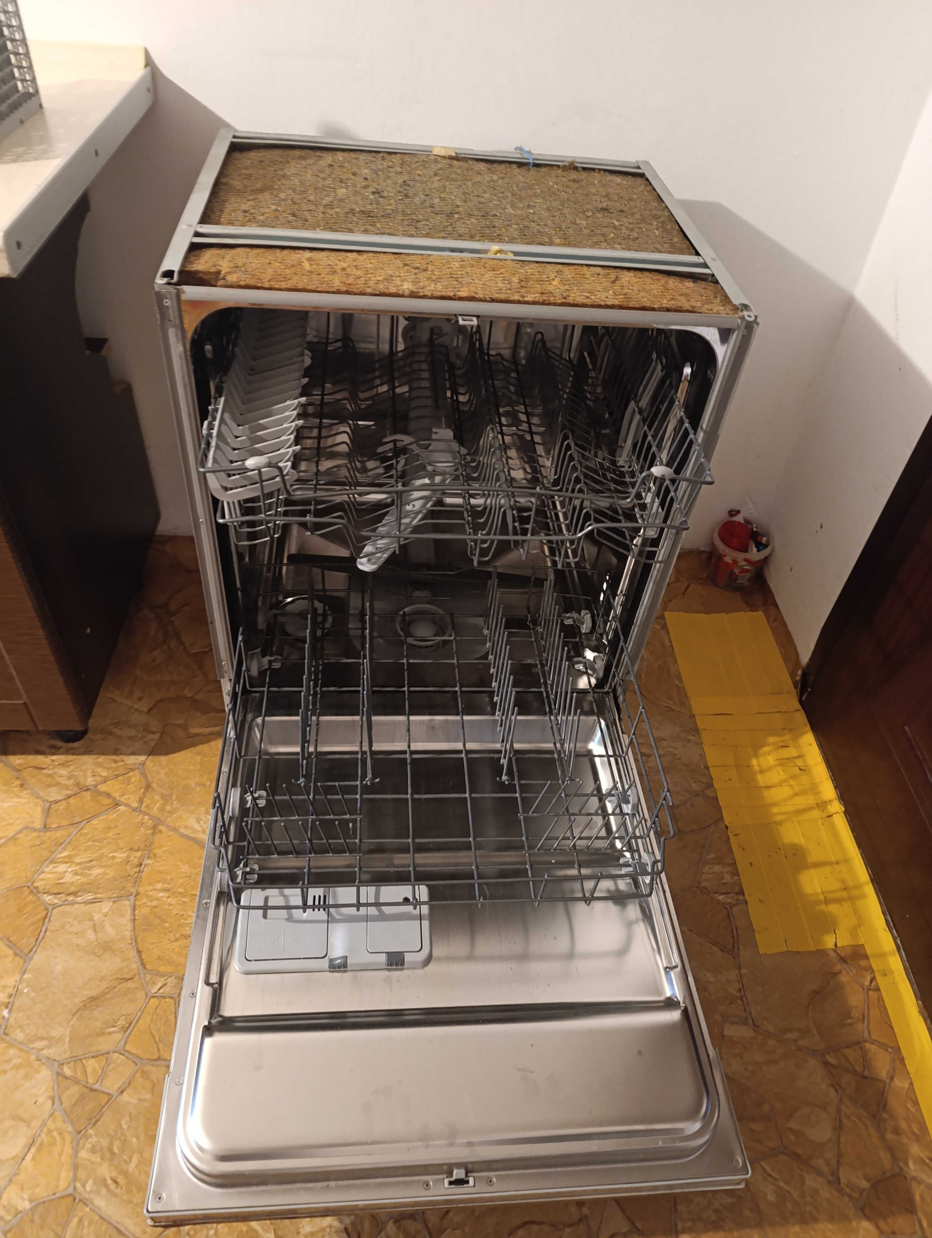 Używane meble kuchenne ze zmywarką Whirlpool