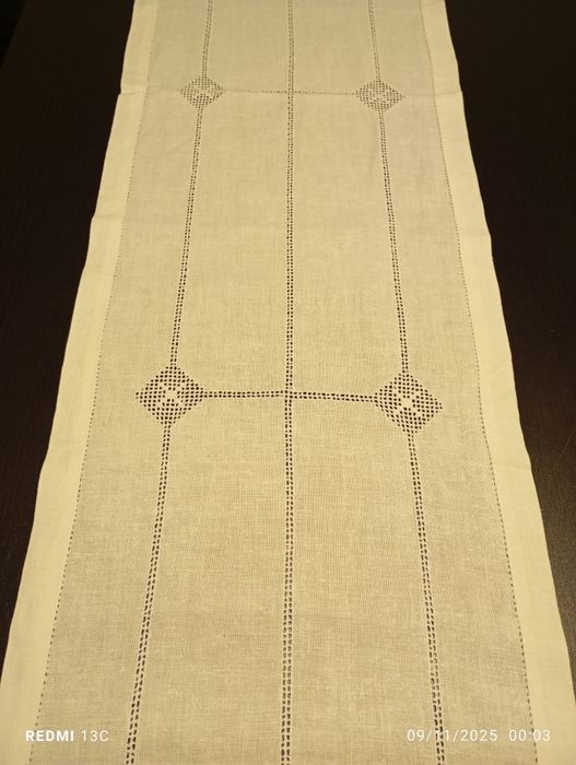 Caminho de mesa bordado