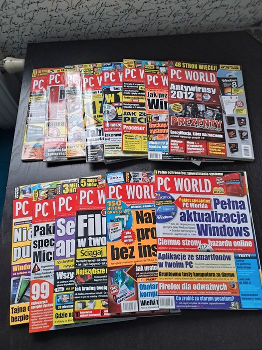 Zestaw, kolekcja 14 miesięczników PC World Komputer lata 2010-11