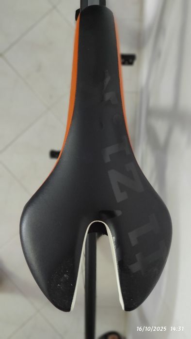 Bicicleta carbono estrada KTM Strada