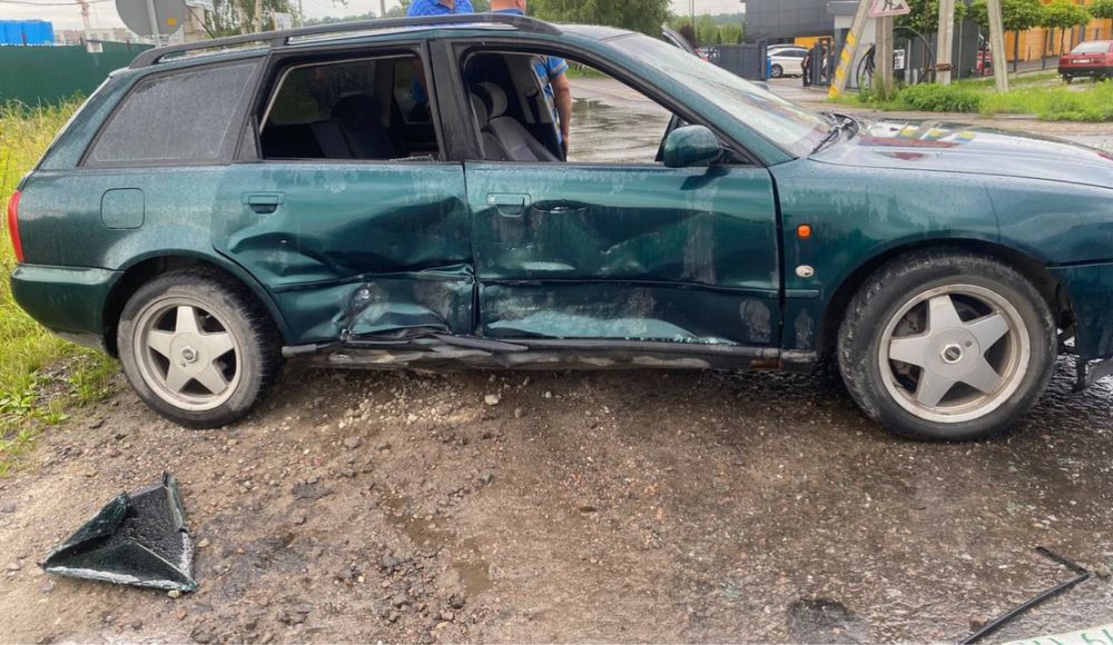 Ауді A4 1996р.— після ДТП, права сторона
