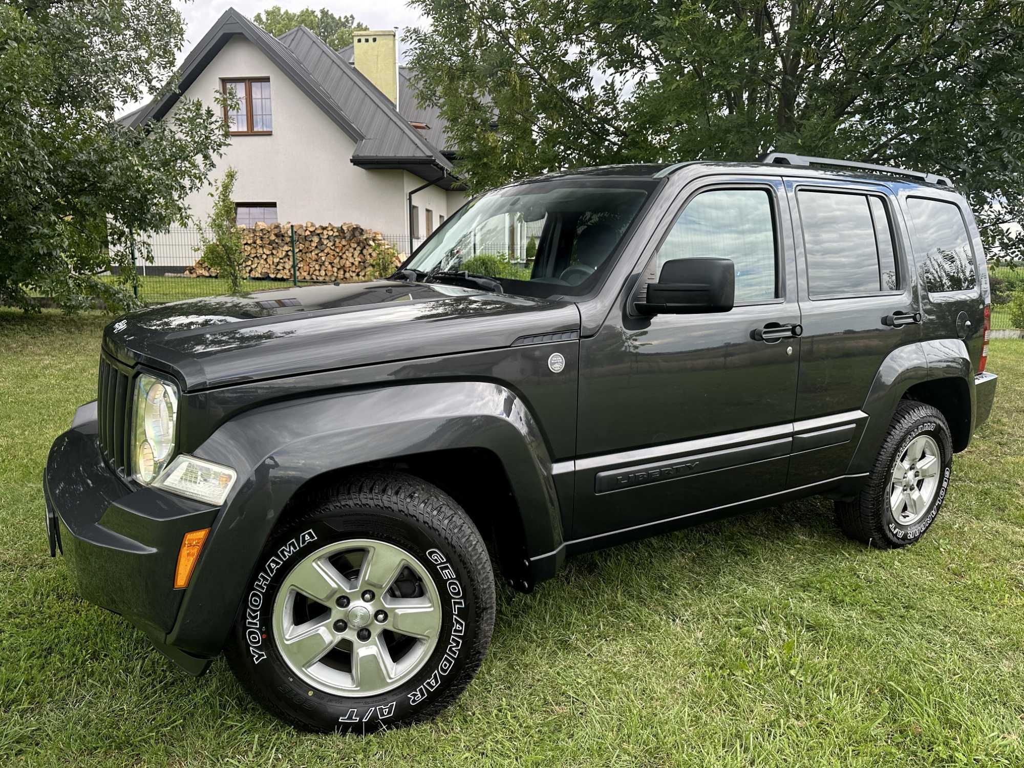 JEEP CHEROKEE LIBERTY 3.7 V6 205PS 4x4 Klima Hak Trail A/T 16" ŚLICZNY