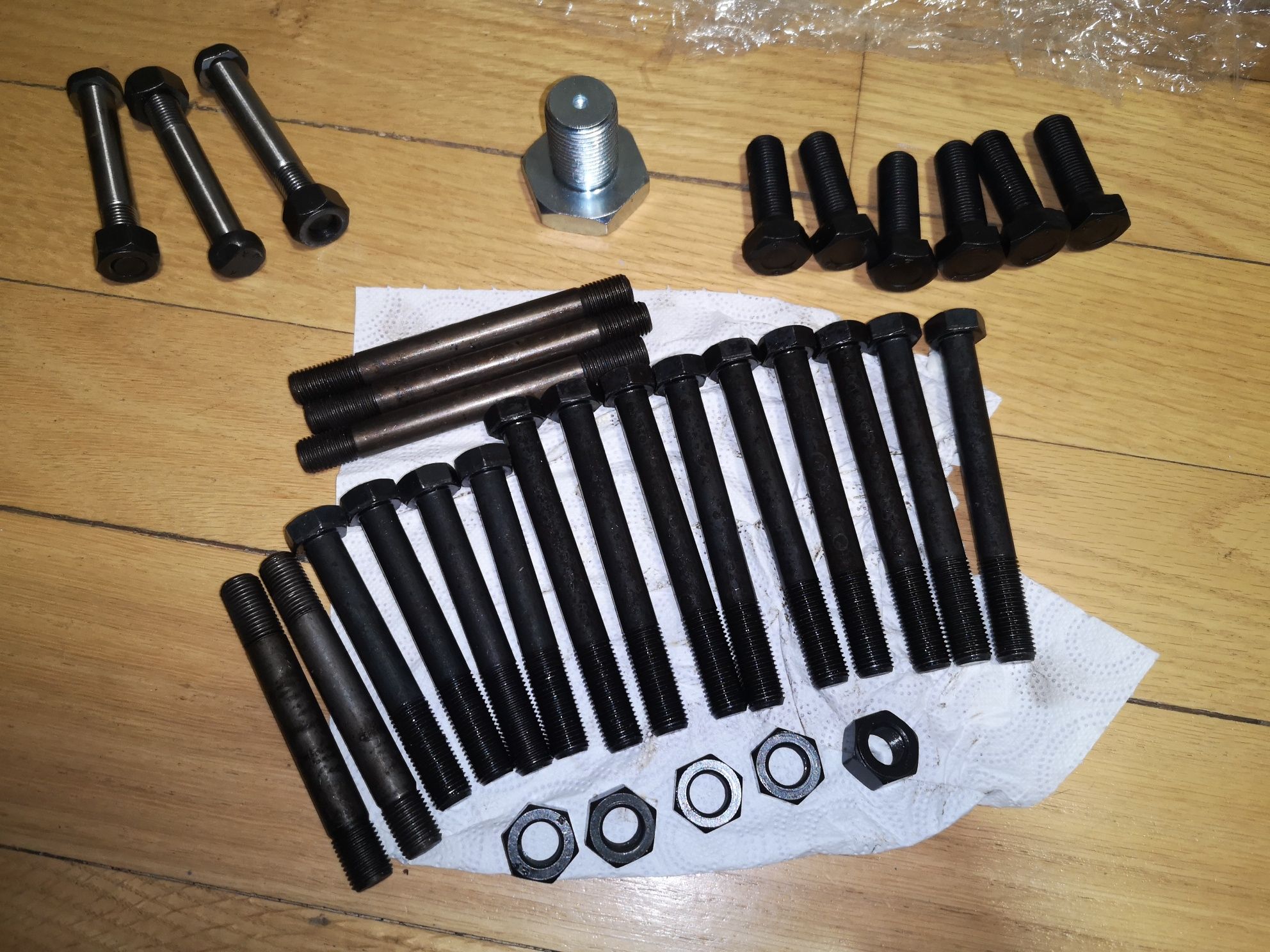 Болт гбц головки  балканкар д3900  perkins 4.236