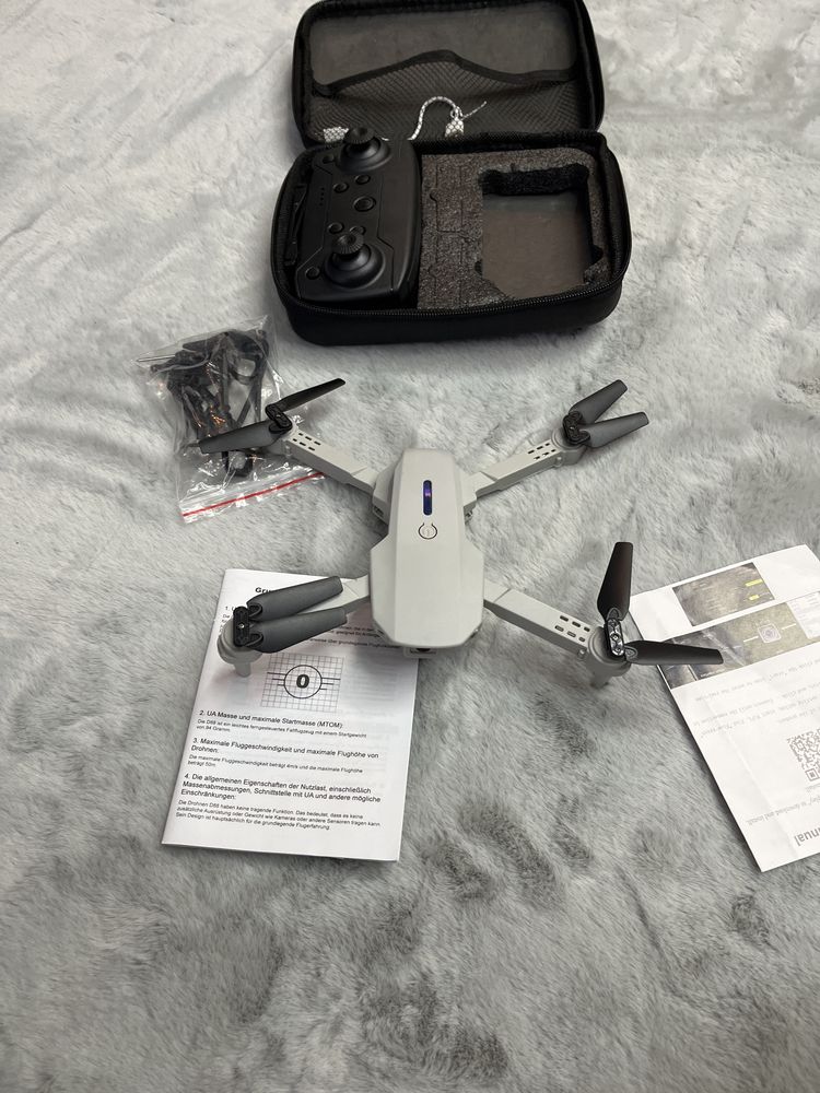Drone Dorme E88 – Compacto, Dobrável e com Câmera HD