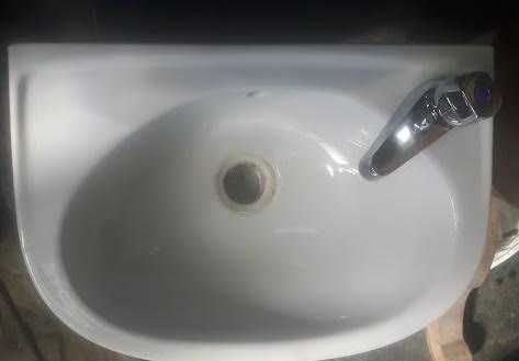 Lavatório com torneira