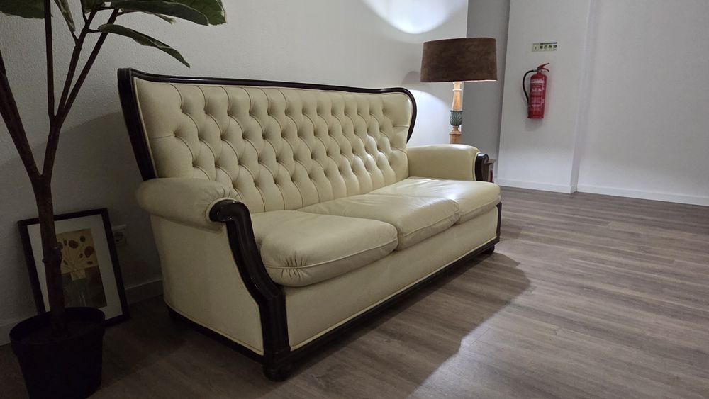 Sofá-cama antigo de pele genuína em bom estado