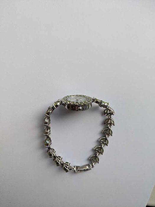 Срібний годинник з натуральним перламутром та перидотами