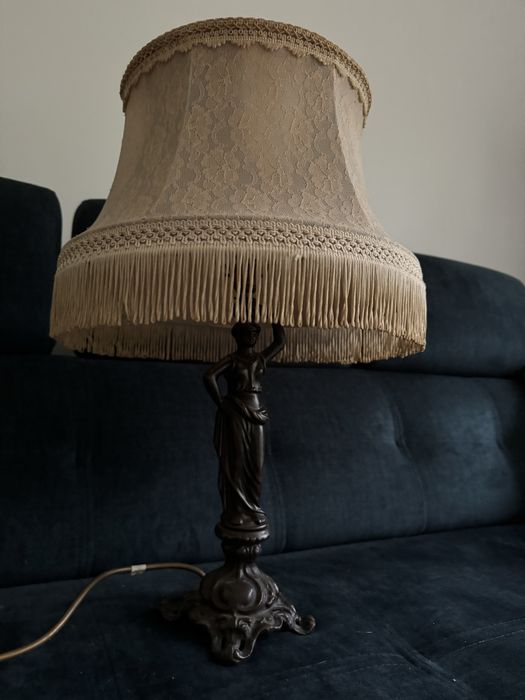 Lampka stojąca - figura kobiety