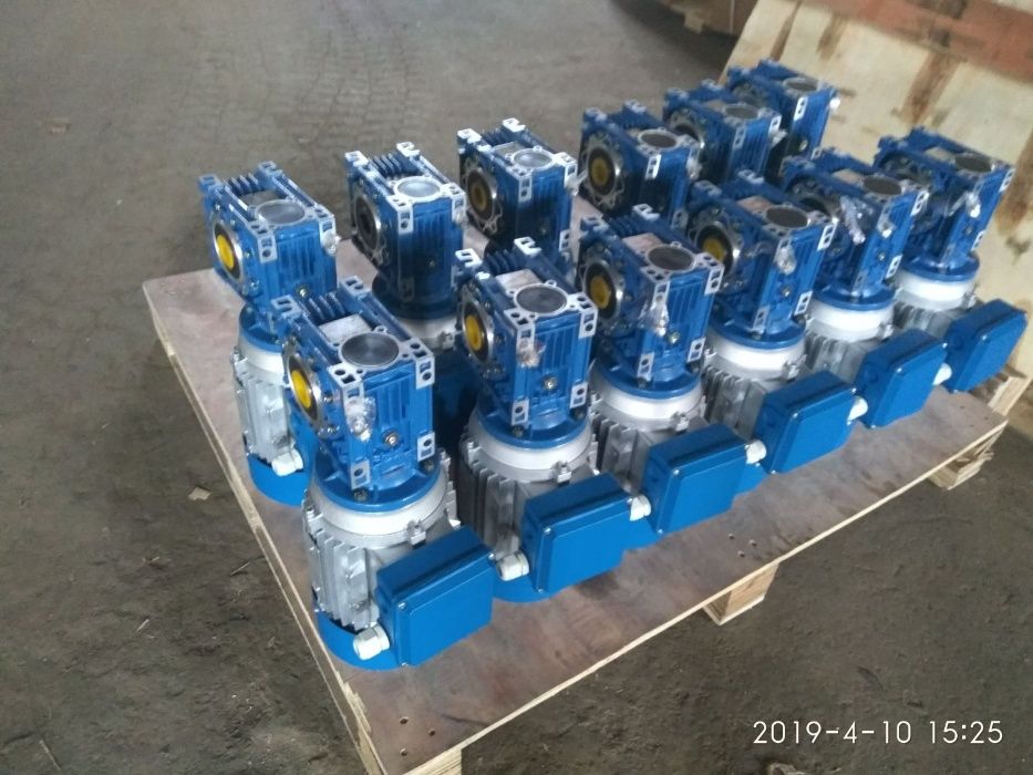 Мотор редуктор черв'ячний двоступеневий.