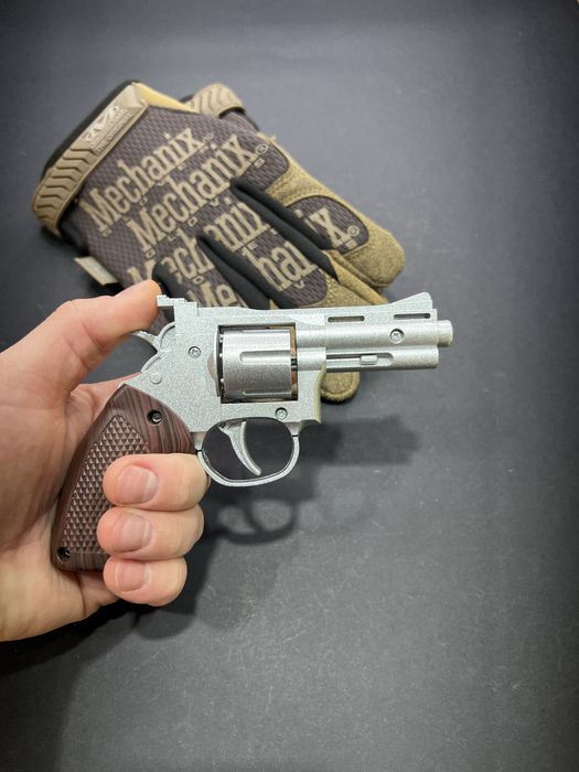 Металевий револьвер Colt на пістонах