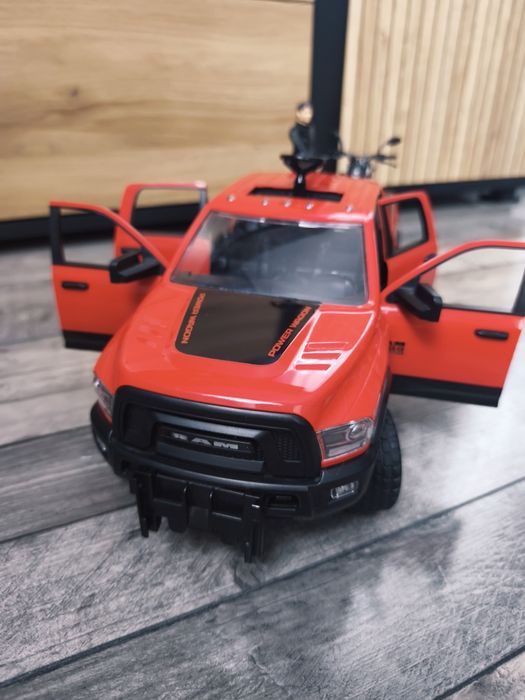 BRUDER 02502 samochód RAM z motocyklem Ducati i kierowcą