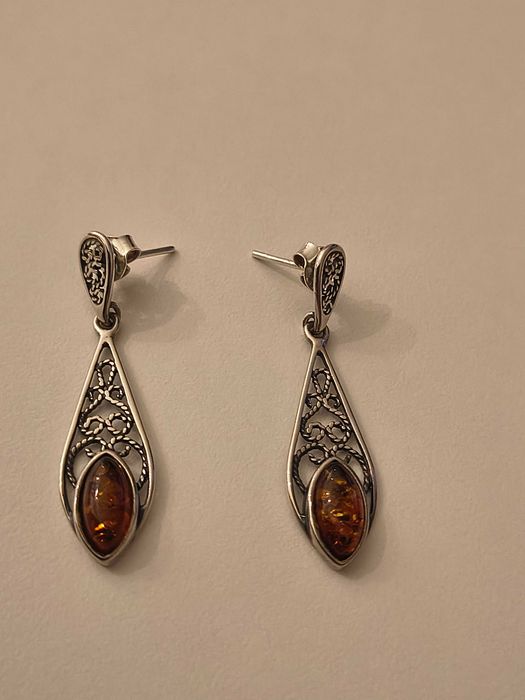 Kolczyki i zawieszka, srebro i bursztyny