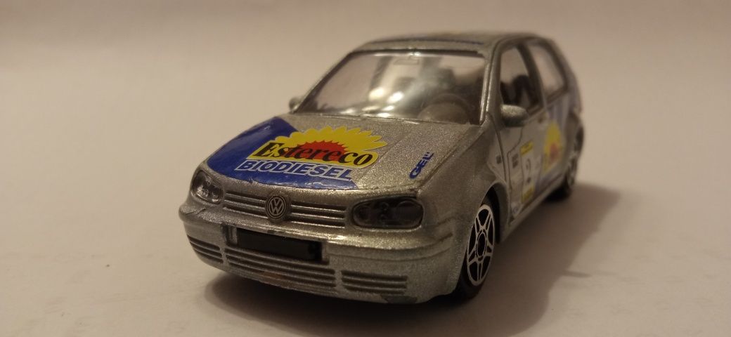 Bburago volkswagen golf 98 w skali 1/43 made in Italia