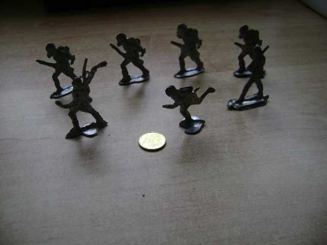 Starocie z PRL - Stare zabawki = Zestaw 7 żołnierzyków ołowianych