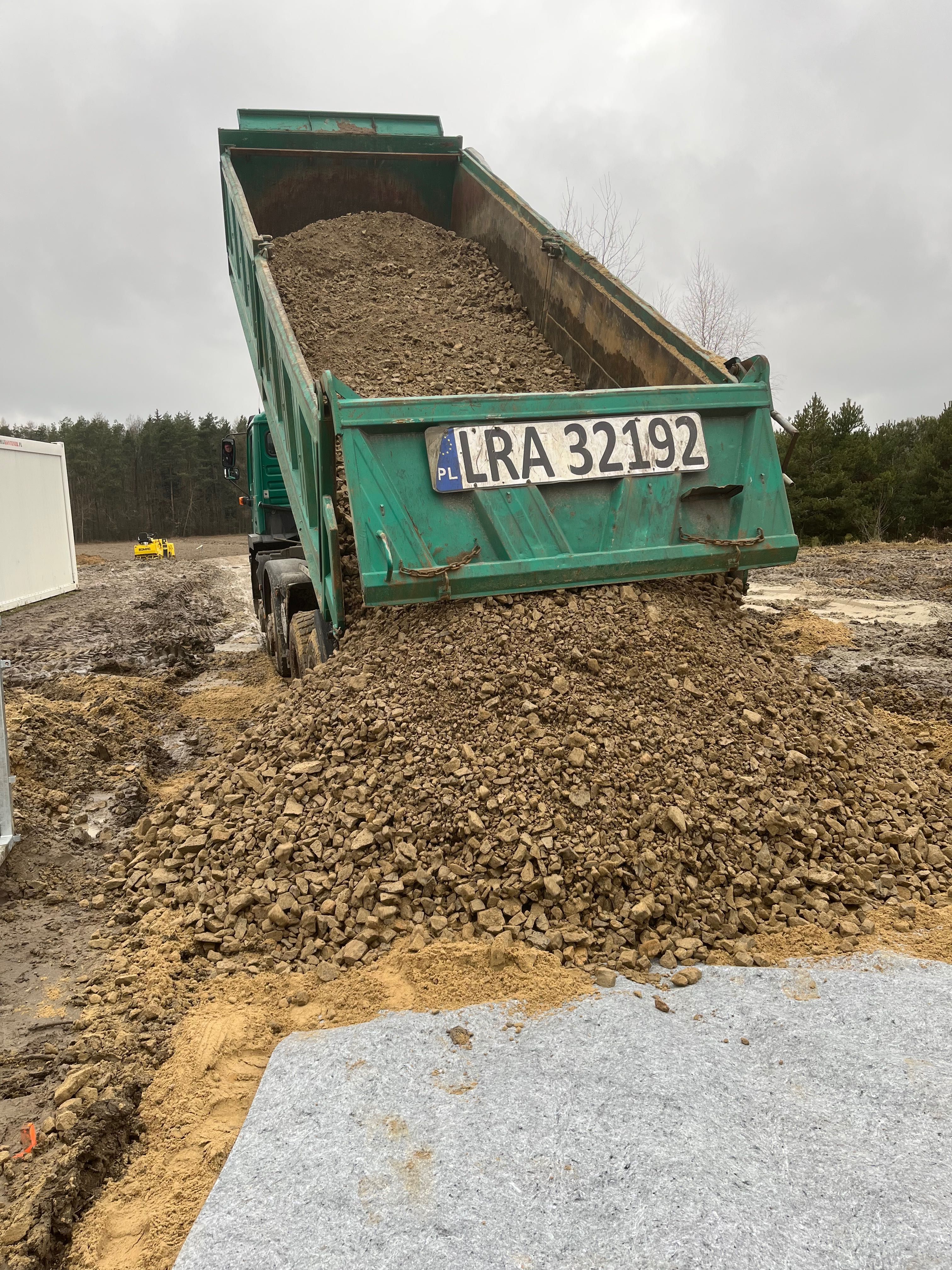 Transport kruszyw drogowych  ciągnikiem siodłowym z naczepą