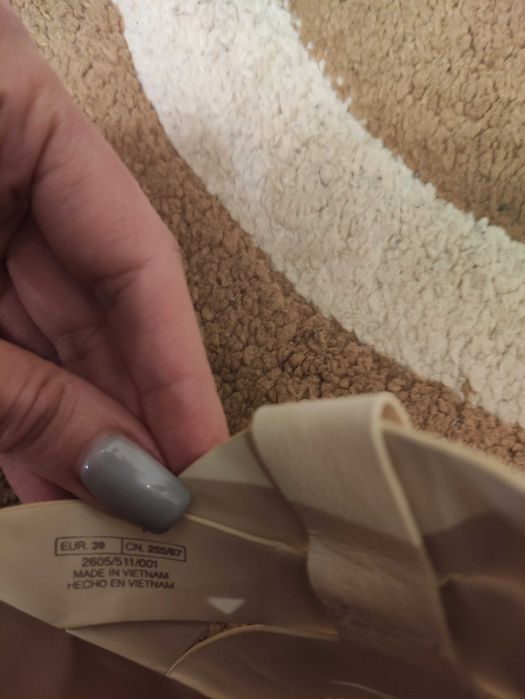 Шльопанці шкіряні Zara