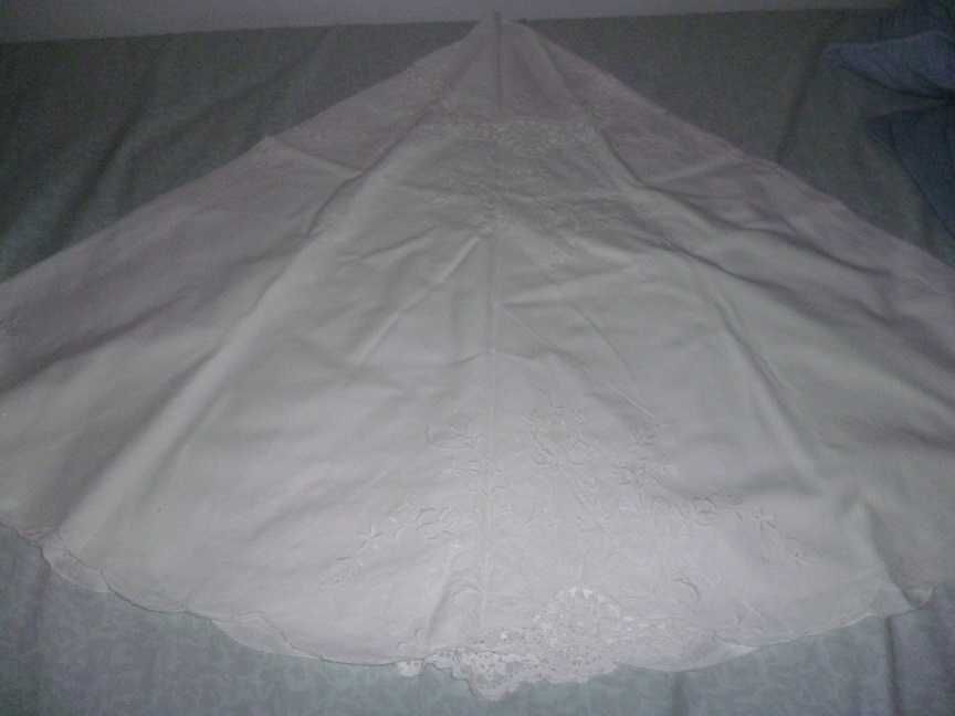 Toalha de mesa branca redonda em tecido com 12 guardanapos