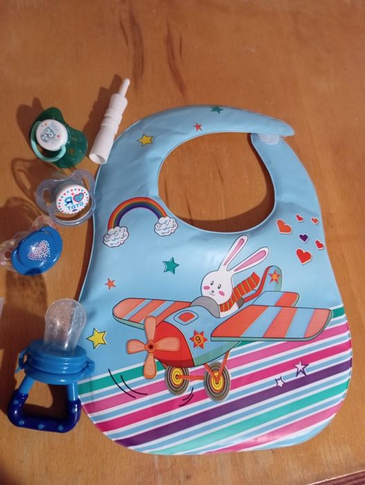 Лот для малечі (Пустушка, ректальна трубка,ніблер,слюнявчик))