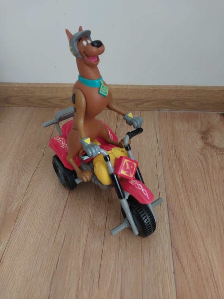 Zabawka Scooby-Doo na motorze