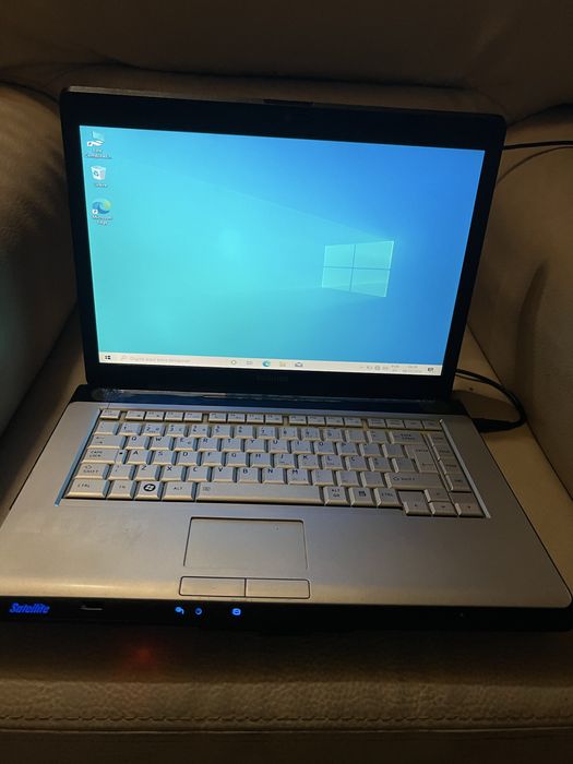 Portatil toshiba com carregador beteria viciada
