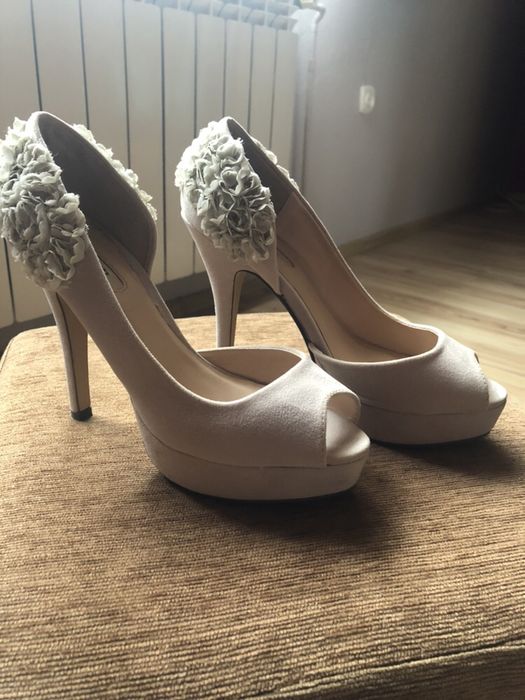 Beżowe szpilki Karen, zamszowe szpilki nude, buty na wesele