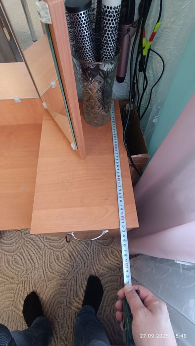 Трюмо, столик для макияжа.