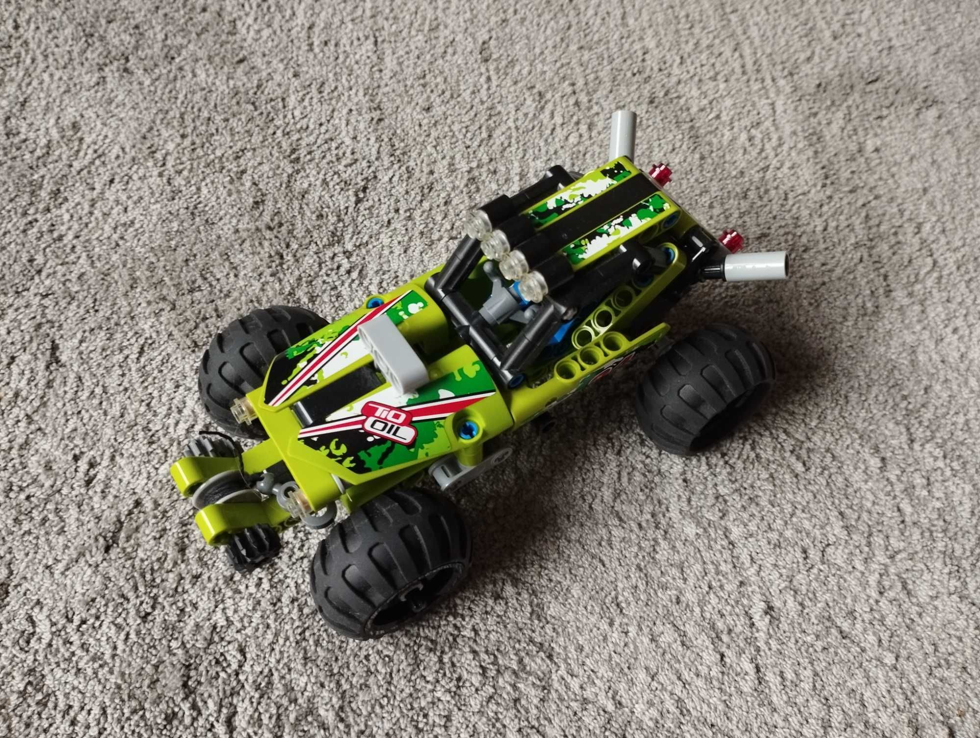 Klocki LEGO TECHNIC Pustynna wyścigówka 42027