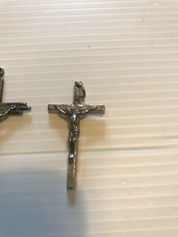 Crucifixos / pendentes em metal