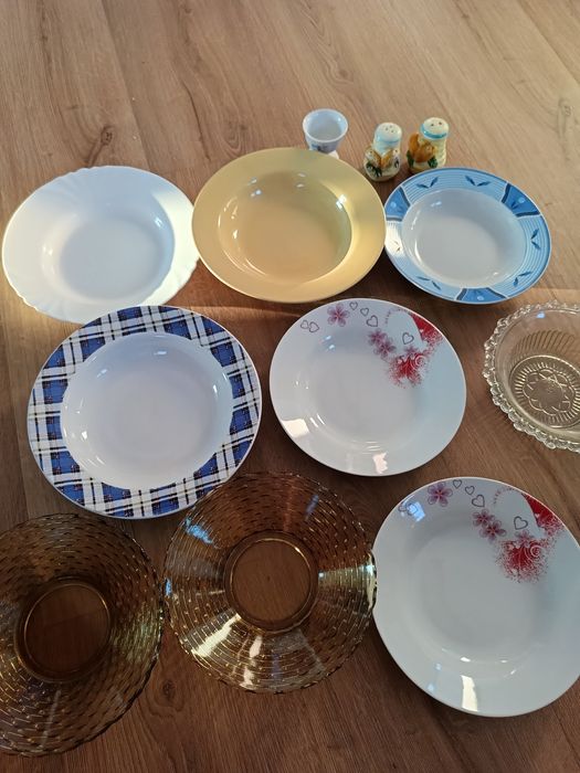 Zestaw naczyń róznych marek- talerze,miski