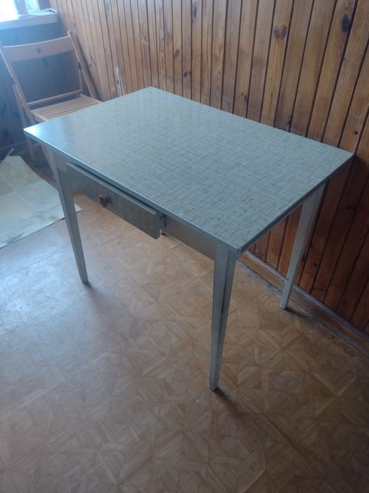 Stół kuchenny z szufladą