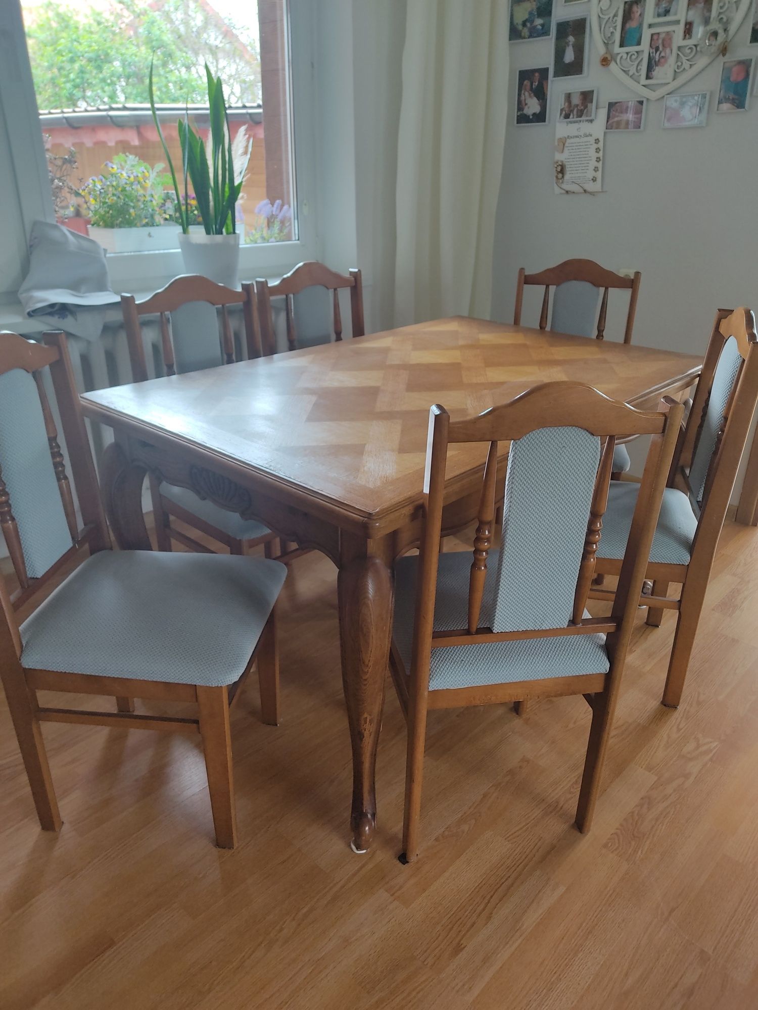 Stół rozkładany i 8 krzeseł