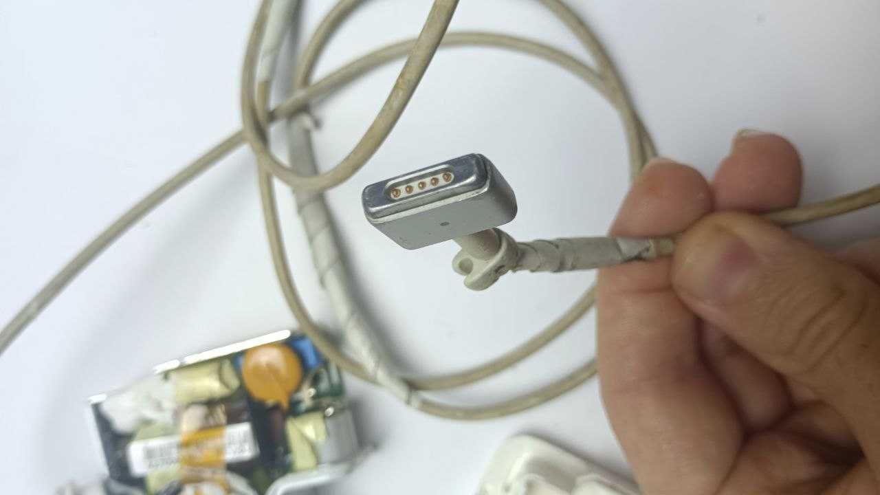 Блок питания зарядное для Macbook 45W A1436 на запчасти адаптер живлен