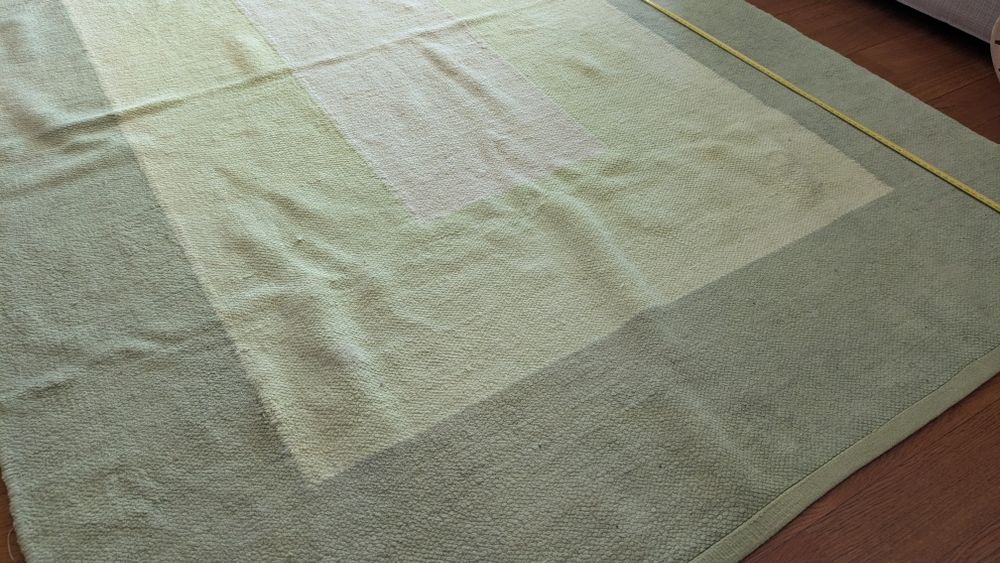 Tapete verde em bom estado