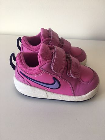 Ténis Nike, cor rosa, tamanho 21 (11cm), em bom estado.