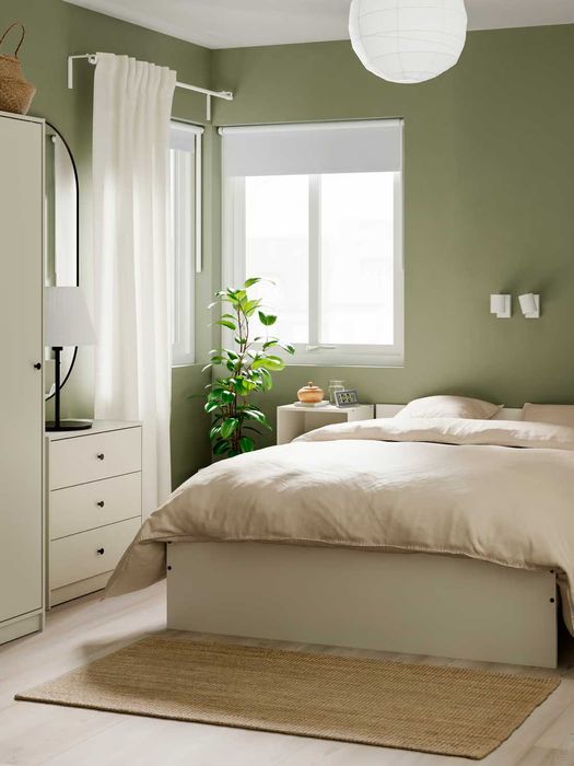 Cama casal com mesa de cabeceira e Guardaroupa