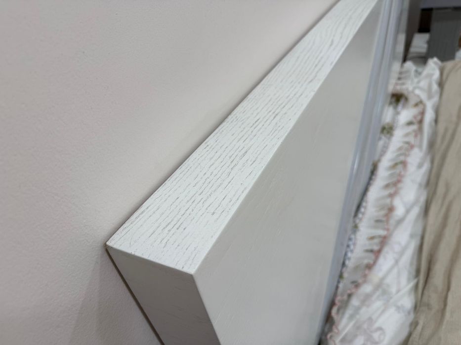 Cama casal e mesas de cabeceira